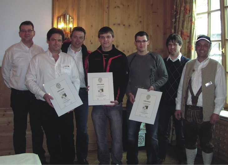 Der bayerische Ministerpräsident brachte in einer schriftlichen Gratu­lation seine Anerkennung zum Ausdruck und wünschte den Preisträgern viel Freude und Erfolg im Beruf. Überreicht wurden die Urkunden, ein Spengler-Sachbuch sowie die Geldpreise von den Vorsitzenden Günter Klaus (li.) und Werner Fünfer (re.)
