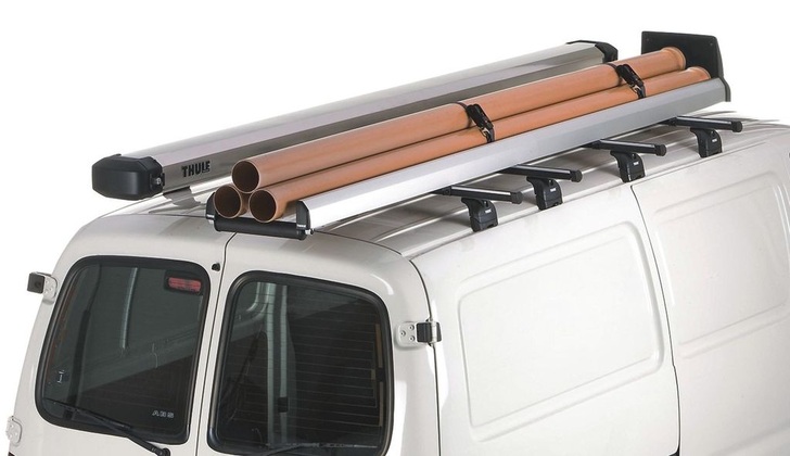 Gummilaschen mit Zahnprofil sind beim Trägersystem von Thule Professional griffbereit, um die Fracht binnen Sekunden sicher arretieren zu können