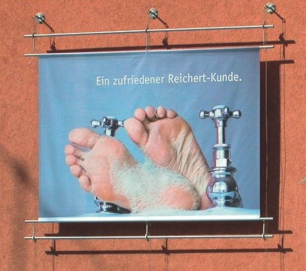 Ein deutlicher Hinweis über dem Eingangsbereich
