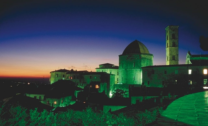 Volterra liegt auf beachtlichen 531 Höhenmeter im Herzen der Toskana. Auf den ersten Blick bietet die mittelalterliche Stadt nur wenige Klempnerdetails