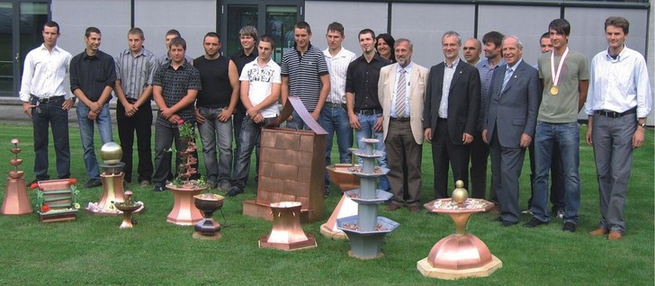 Ergebnisse der Südtiroler Gesellensprüfung 2010 verdeutlichen, wie kreativ der Spenglerberuf ist. Mit dabei: Berufsweltmeister Roland Pierhofer (zweiter v.re.)
