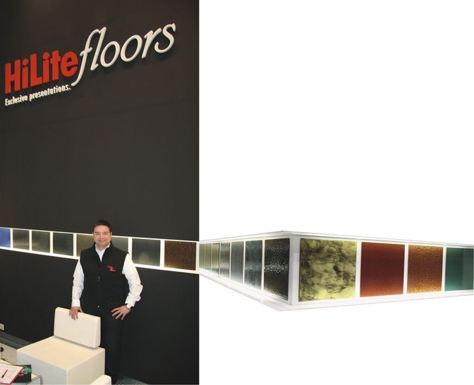 Enke-Außendienstmitarbeiter Klempnermeister Michael Wolff präsentiert neuen Bodenbeläge
