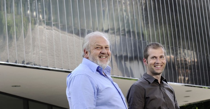 Vater und Sohn, Heinz und Remo Wyss von der Ramseyer und Dilger AG in Bern, sind die glücklichen Gewinner der „Goldenen Spenglerarbeit 2011“. Die beiden Spenglermeister und Geschäftsführer erhielten die begehrte Auszeichnung für das Projekt Kongresssaal Interlaken