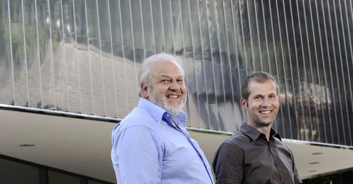 Vater und Sohn, Heinz und Remo Wyss von der Ramseyer und Dilger AG in Bern, sind die glücklichen Gewinner der „Goldenen Spenglerarbeit 2011“. Die beiden Spenglermeister und Geschäftsführer erhielten die begehrte Auszeichnung für das Projekt Kongresssaal Interlaken - © Foto: Béatrice Devènes
