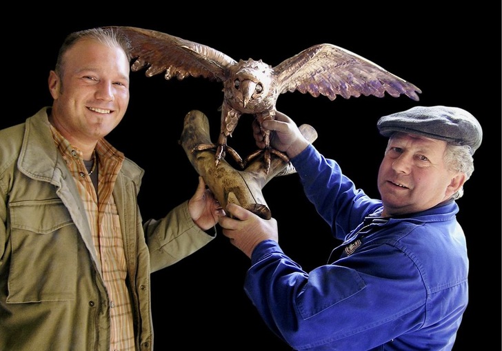 Der Kupfer­adler mit seinem neuen ­Besitzer ­Andreas ­Vogeley (links) und ­Produzent ­Wilhelm Buchert