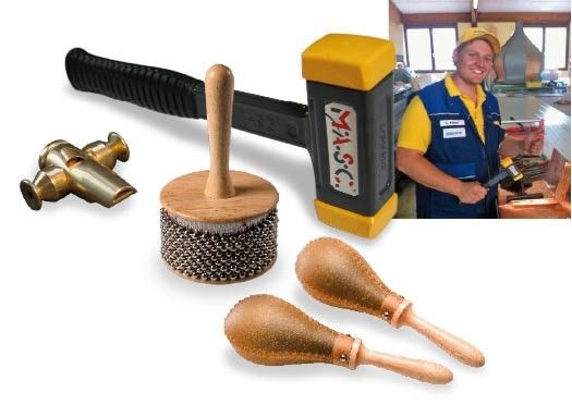 Sebastian Kempf von der Kempf GmbH &amp; Co. KG aus Hornberg ist mit dem rückschlagfreien Falzhammer überaus zufrieden
