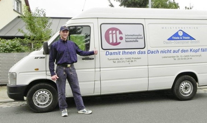 Stephan Thiele vor seinem neu beschrifteten iib-Fahrzeug
