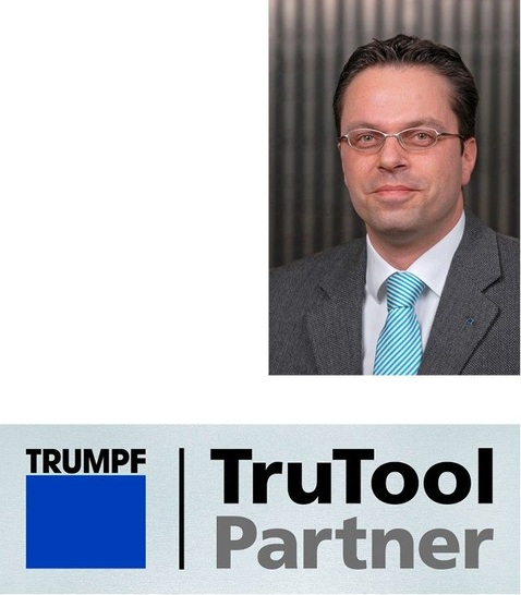 Michael Keilbach (Vertriebs- und Marketingleiter für Elektrowerkzeuge bei Trumpf, Deutschland) stellt das neue, gemeinsame Logo vor