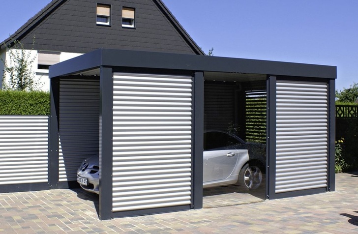 Der Carport mit Seitenelementen aus robuster Stahlwelle setzt ein ­Ausrufezeichen: Die Einfahrt des Hauses wirkt modern und einladend - © Foto: epr/Designo Carport
