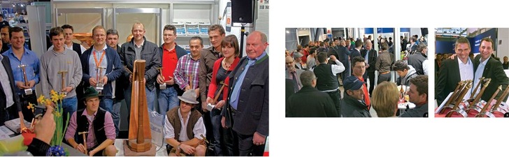 1 Preisträger und Juroren vor dem Siegerstück in der Kategorie „Bester Zier­gegenstand“: D. Fritz, C. Smejkal, P. Schmitt, C. Henn, H. Kovacs, A. Günther, G. Ambrosi, J. Poyatos, K. Blamberger jun., S. Treffler, K. Blamberger sen. und davor kniend: B. Köstler und F. Ecker
2 Während der Preisverleihung gab es am BAUMETALL-Messestand fast kein Durchkommen
3 Gut gelaunt: Andreas Buck (BAUMETALL-Chefredakteur) und Martin Fischer (Sponsor der hochwertigen Rohraufweiter, M.A.S.C.) vor zwölf begehrten ­Trophäen: Die vergoldeten Kreuzschweifhämmer stehen bereits bei zukünftigen Klempnermeistern hoch im Kurs
