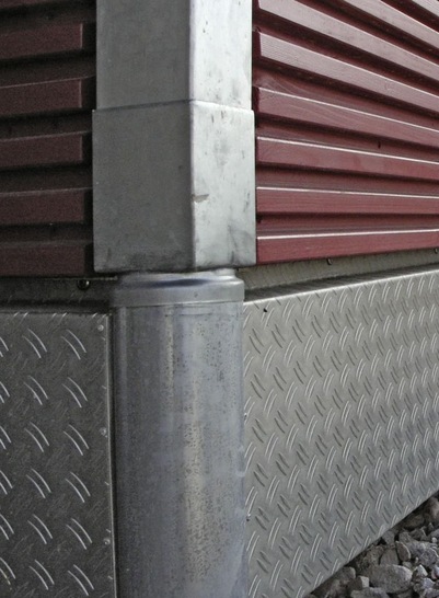 <p>Sockelprofile aus geprägtem 1,5-mm-Aluminium ­garantieren in raffinierter Weise trittfeste Anschlüsse und Übergänge an zahlreichen ebenerdigen Fensteröffnungen und Türen</p> - © Buck für BAUMETALL