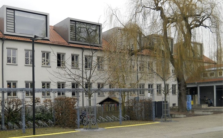 Seitenwände und Stehfalzdach der Gauben bestehen aus farbbeschichtetem 0,7-mm-Aluminium (Farbton Graualuminium Ral 9007) der Marke HM-Falzit
