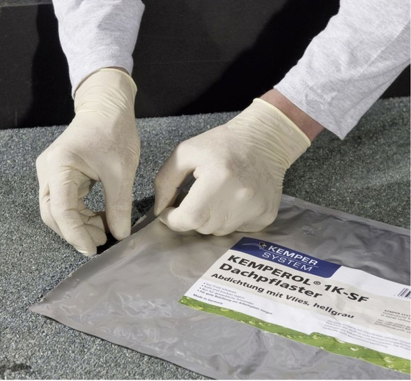 Das gebrauchsfertige Kemperol-Dachpflaster ermöglicht im Schadensfall eine sichere Reparatur