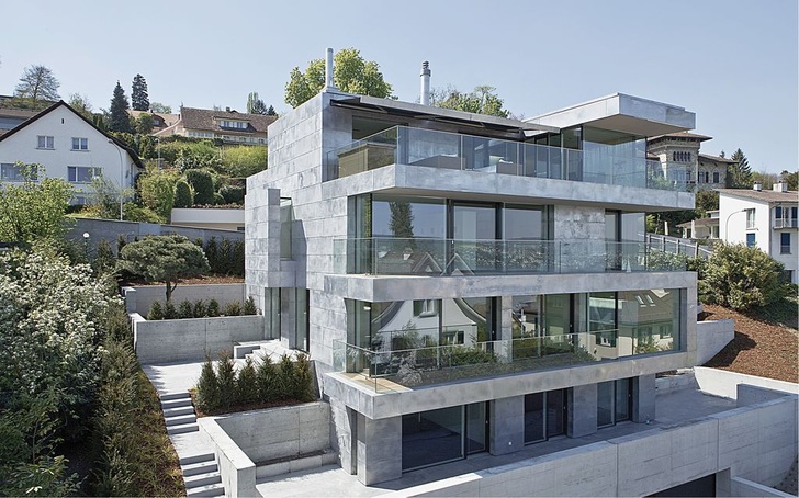Villa Metallica nennt Beat Scherrer vom Züricher Fachbetrieb Scherrer Metec AG dieses Wohnhaus mit handverzinnter Fassade