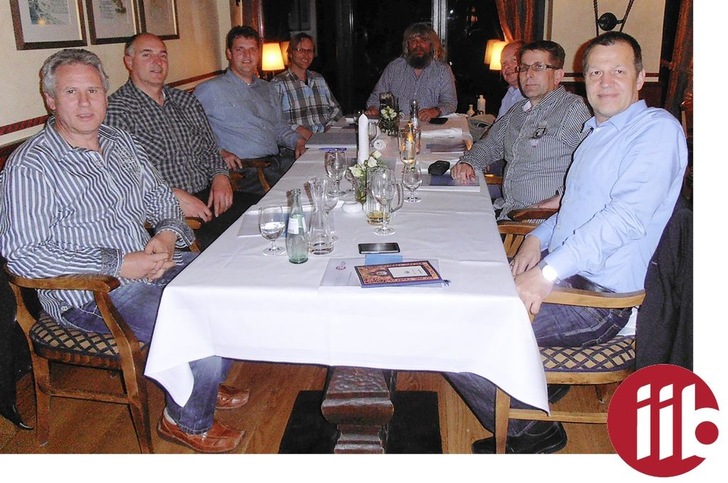 Mitglieder des iib Mitteldeutschland: J. Sperber (Klempnermeister, Langenschade), G. Pampel (Verkaufsleiter Prefa GmbH), M. Messerschmidt (Klempnermeister, Fambach), S. Thiele (Klempnermeister, Falkenberg/Elster), Th. Koch (Ausbilder der Klempnerfachschule Meiningen), M. Michel (Klempnermeister, Rheinzink), Th. Lippert (Klempnermeister, Lauterbach), U. Nagel (VM-Zinc, Essen)
