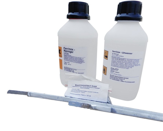 Speziell zum Löten von Edelstahl ist 30-prozentiges Zinn-Bleilot mit Schmelzpunkttemperaturen zwischen 215 und 250°C ebenso geeignet wie hochreines Zinn mit einem Schmelzpunkt von ca. 230°C