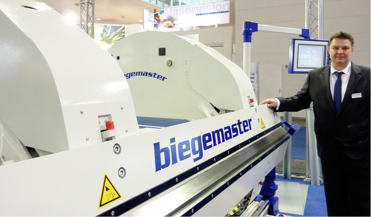 Sperr &amp; Lechner-Vertriebsleiter Mario Traub präsentierte in Hannover den neuen Doppelbieger XB erstmals dem Fachpublikum
