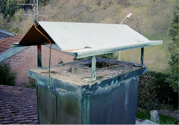 1 Jahrelang erschreckend gut: ein vor Ort betonierter Schornsteinkopf mit Kupfer-Permanet-Schalung - © Foto: H. Junesch, Schönaich
