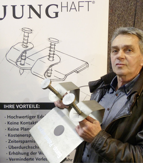 <p>Stolz präsentiert Firmeninhaber Dieter Jung ein stark ­vergrößertes Modell des mit vormontierten Deckstiften ­ausgestatteten Haftes</p> - © BAUMETALL