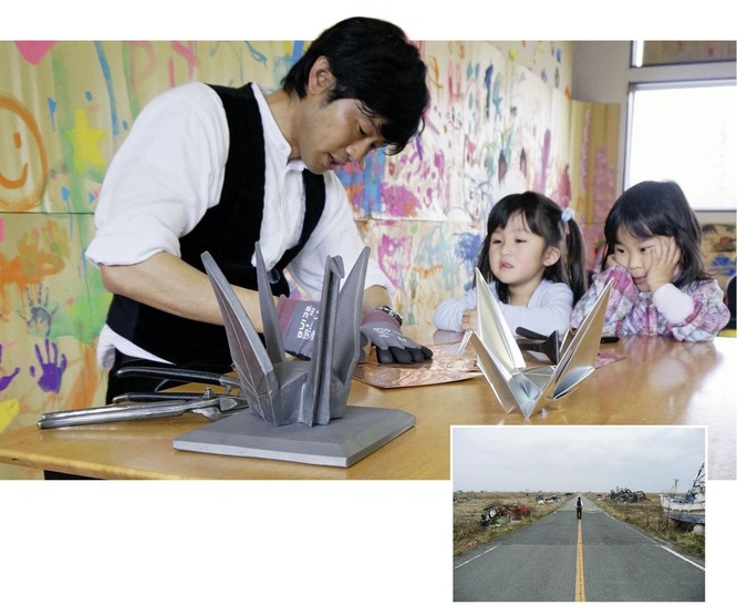 1 Hoffnungsträger: So Iwamoto wird beim Bau eines Kupferkranichs beobachtet
2 Fassungslos: Am 11. März 2011 lebten hier noch Menschen. Zur Spendengeldübergabe ­besuchte Ideengeber, Mitinitiator und Klempnermeister So Iwamoto das Tsunami-Gebiet um Fukushima
