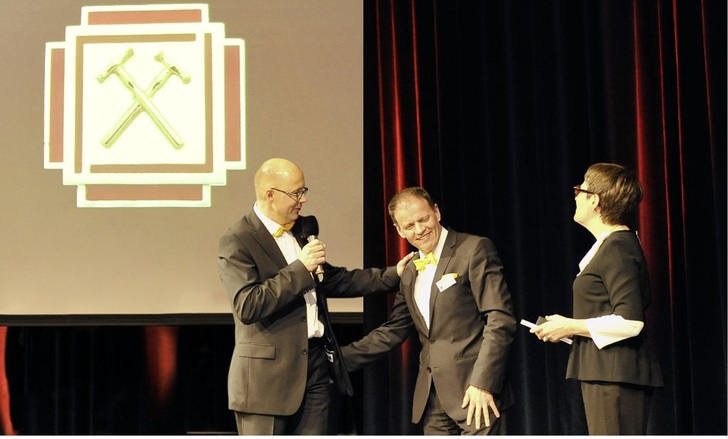 Christoph Aeberhard (r.) und seine reizende Frau Patricia (l.) erheben Claudio Cristina in den Ritterstand