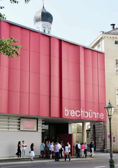 Vorhang auf für die Brechtbühne: Die neue und rubinrot ­bekleidete Spielstätte des Augsburger Theaters befindet sich in unmittelbarer Nähe zum Großen Haus