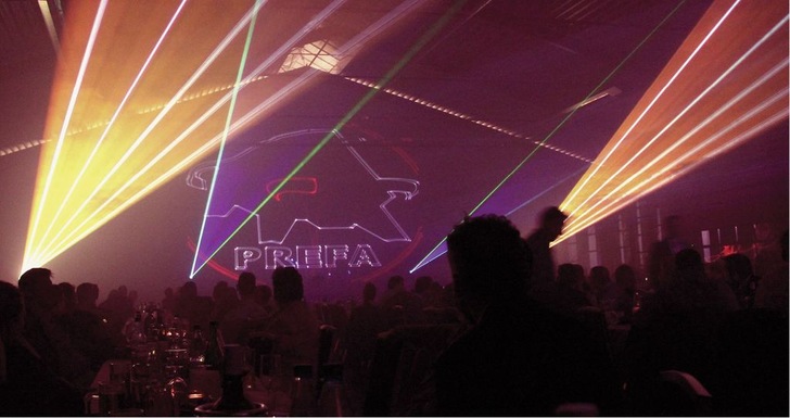 <p>Beeindruckende Lasershow bei Prefa in Wasungen</p> - © BAUMETALL