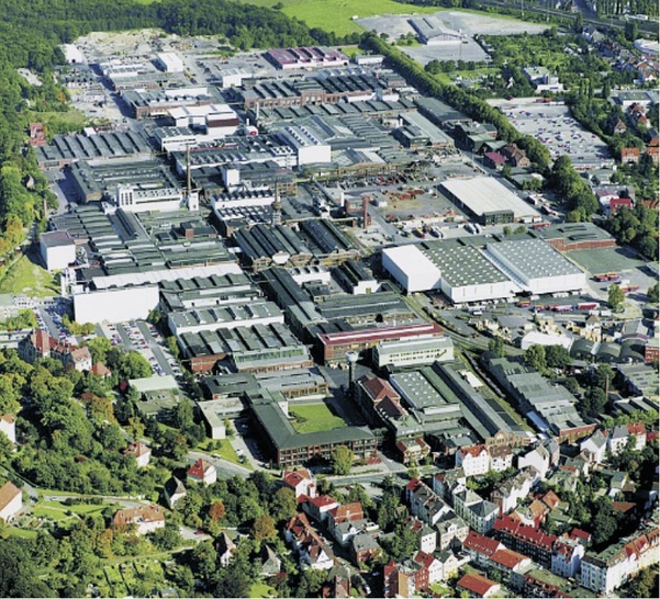 ZDH-­Präsident Otto Kentzler (r.) und ZDH-Generalsekretär Holger Schwannecke (l.) beglückwünschen den neu gewählten Präsidenten Hans ­Peter Wollseifer