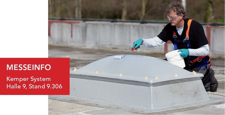 Mehr Sicherheit: Kemperol Fallstop, die durchsturzsichere Lichtkuppelbeschichtung, hat die Hagelschlagprüfung mittels Eis­kugeln erfolgreich bestanden. Je nach Art und Typ der Licht­kuppel steigt der Hagelwiderstand um bis zu drei Klassen