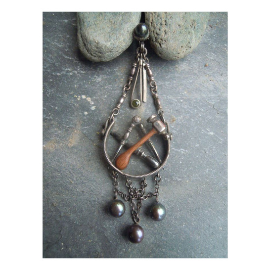 Ein Tag ohne Lächeln ist ein schmuckloser Tag — Ein Tag ohne Spenglerschmuck ebenso!