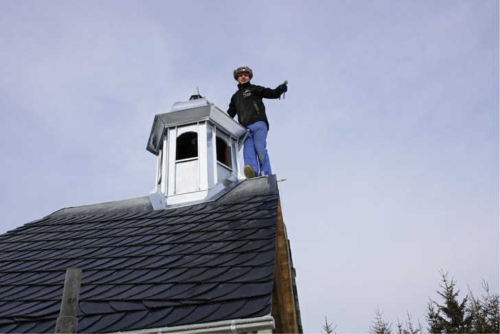 Jens Riedel bei der ­Montage der Turmspitze