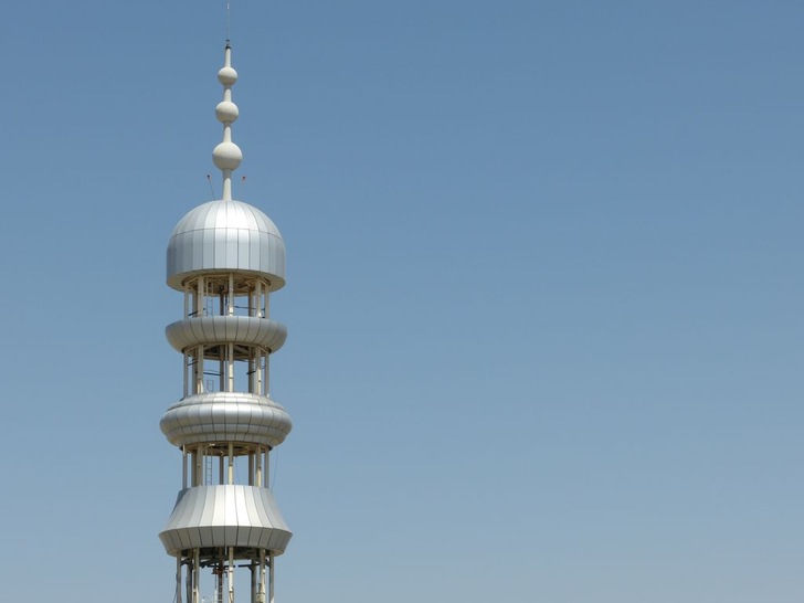 Die Spitze dieses 100 Meter hohen Minaretts ragt in den Himmel Esfahans