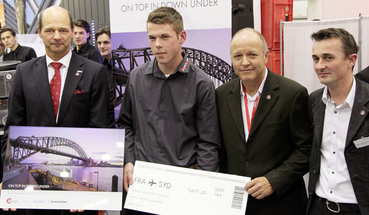 <p>
Dr. Michael Knepper (Rheinzink), Preisträger Christian Kaufung, Gastgeber Juerg Wilk (ARC, Sidney) und iib-Präsident Peter Trenkwalder (v. l.) bei der Preisverleihung auf dem Rheinzink-Messestand
</p> - © Foto: BAUMETALL

