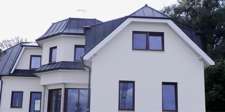 
 Stehfalzdach mit Dampfer: Die Turmspitze von Projekt 1 wird von einer Wetterfahne in Form eines Dampfers bekrönt
