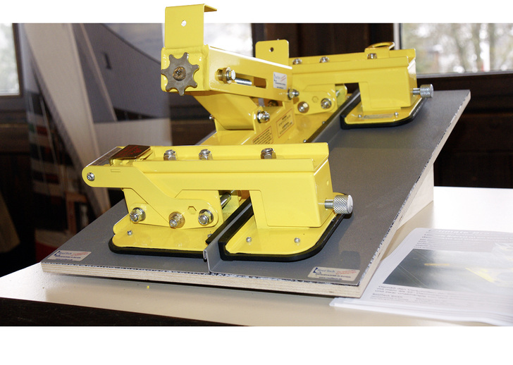 
Ultimate Bracket ist ein speziell für Stehfalzdächer konstruierter Klemmhalter zur Erleichterung von Metalldacharbeiten. Das praktische Hilfsmittel wurde als Neuheit am Rande des Klempnertreffs von der Rooftech GmbH aus Weil der Stadt präsentiert.  www.rooftech.de

