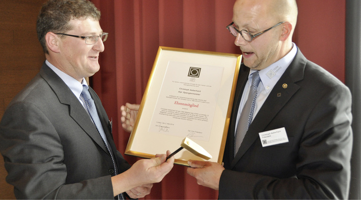 <p>
</p>

<p>
VDSS-Präsident René Fasler (l.) verleiht seinem Vorgänger Christoph Aeberhard die VDSS-Ehrenmitgliedschaft
</p> - © Fotos: VDSS

