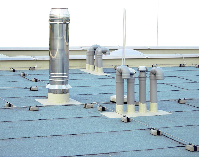 <p>
Auf Industriedächern rechnet sich die Detailabdichtung mit Flüssigkunststoff. Jeder einzelne Anschluss ist schnell und detailgenau abgedichtet
</p>

<p>
</p> - © Foto: Westwood

