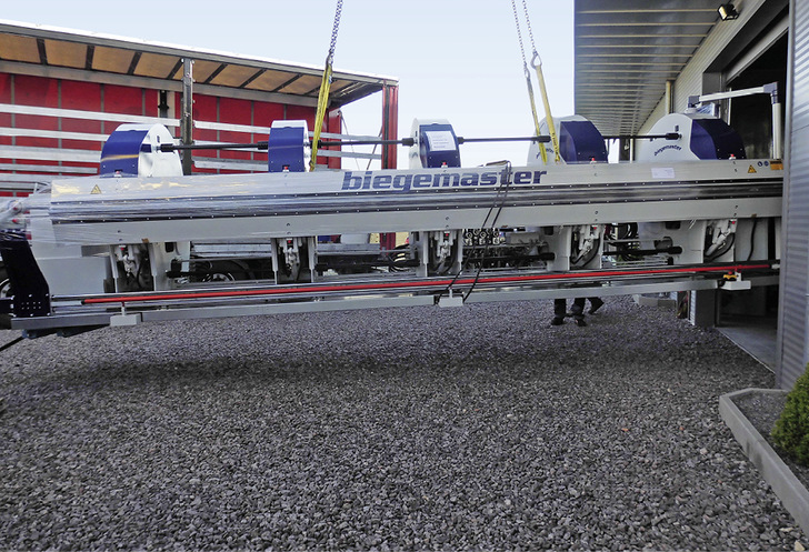 
Hagenbach bei Karlsruhe: Ein Biegemaster-Doppelbieger schwebt in die Werkstatt des Fachbetriebes Baldauf ein



