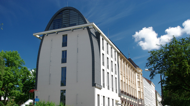 <p>&nbsp;</p>

<p>Der Erweiterungsbau und die Bücherei mit Jugendstilfassade</p> - © Henry Rach für BAUMETALL