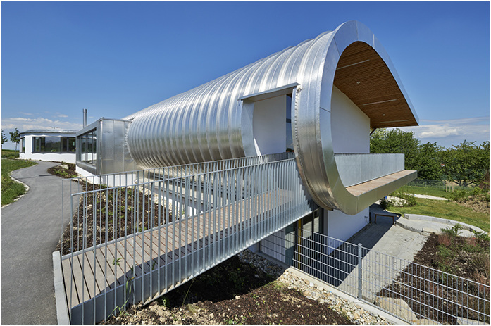 
Die Planungsidee symbolisiert eine schützende Hand als Sinnbild für den notwendigen Schutz unserer Kinder bei gleichzeitiger Förderung von Offenheit und Freiheit
