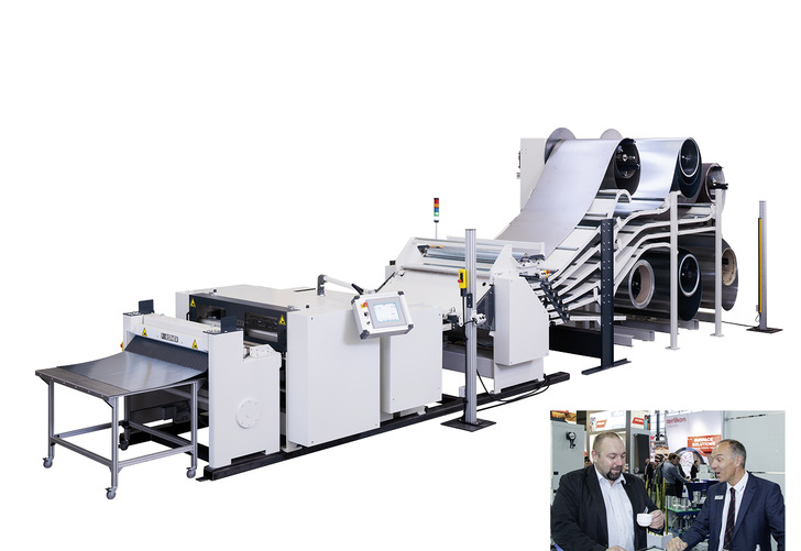 Renato Romagna (r.) fachsimpelt mit Juha Koivisto vom finnischen Fachbetrieb OY Tarvio Ltd in Helsinki über maßgenaue und flexible Zuschnitte vom Breitband mit Forstner-Mehrfach-Abcoilanlagen
