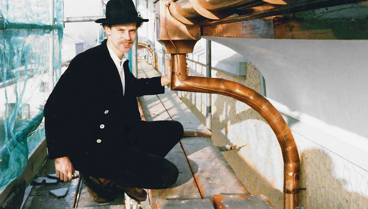 
Aus seiner Wanderschaft präsentiert Peter Bruckmoser ein Zeitdokument. Es zeigt den wandernden Spengler bei der Montage eines konischen Schweizer Bogens aus Kupfer



