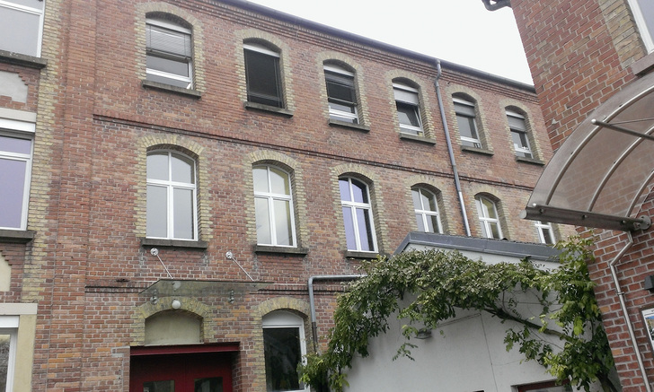 <p>
Der Gebäudekomplex im Stadtteil Herdern stammt aus der späten Gründerzeit
</p>