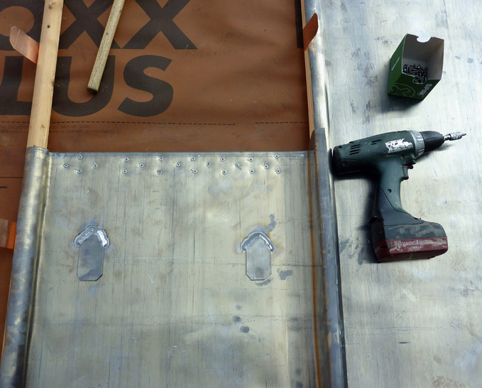 
Auf dem Satteldach werden die sichtbaren Auftriebshafte aus funktionalen Gründen auf jede Schar im Überdeckungsbereich aufgeschweißt
