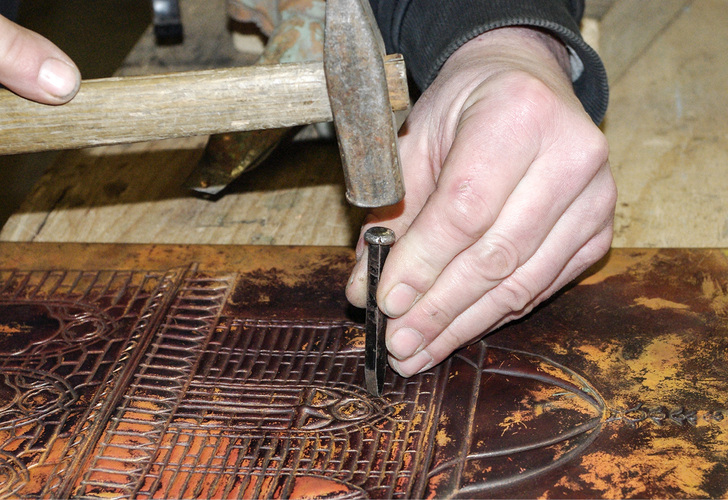 
Mit Hammer und Punze entstehen filigrane Bilder auf Kupferplatten. Entsprechende Referenzobjekte präsentiert Klempnermeister Weber auch auf Messen



