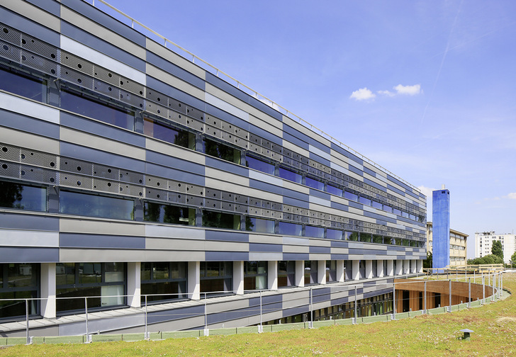 Fassadengestaltung mit der neuen VM-Zinc-Oberflächenvariante Azengar(helle Bereiche)
