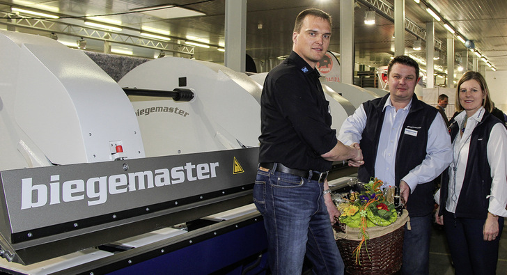 
Für die perfekte Organisation sowie die inzwischen seit fünf Jahren erfolgreiche Teilnahme an der Hausmesse bei Kaufmann in Neu-Ulm bedanken sich Sperr & Lechner Geschäftsführerin Bettina Wirth und Mario Traub im Namen des Biegemaster-Teams bei Kaufmann-Messeorganisator Thorsten Schalk (l)



