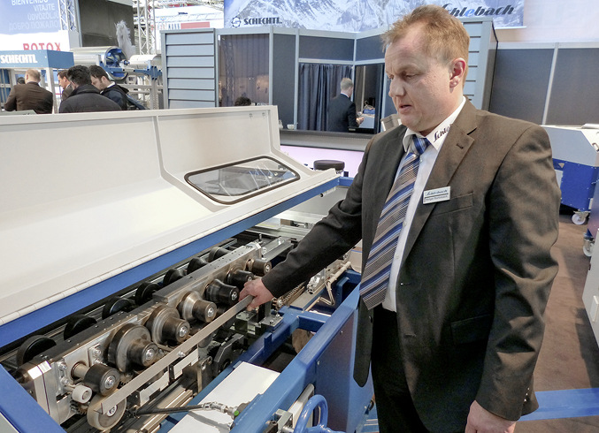 Holger Bartolosch präsentiert die SPM-Twin mit ihren schwenkbaren Kassetten auf der Bau
