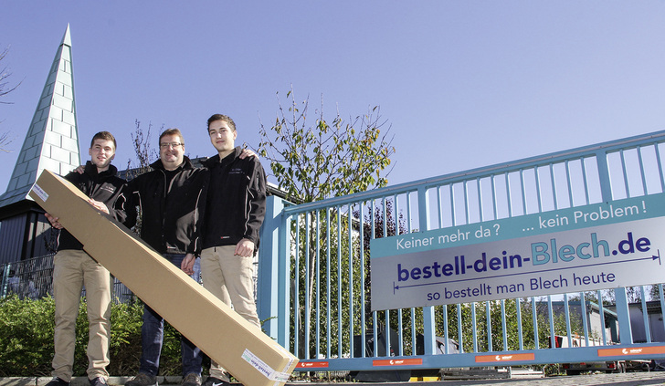 
Die Bestell-dein-Blech-Profis Christof Lay, Mathias Dörr und Dennis Dörr sind sich einig: Profilfertigung gehört in Klempnerhand!
