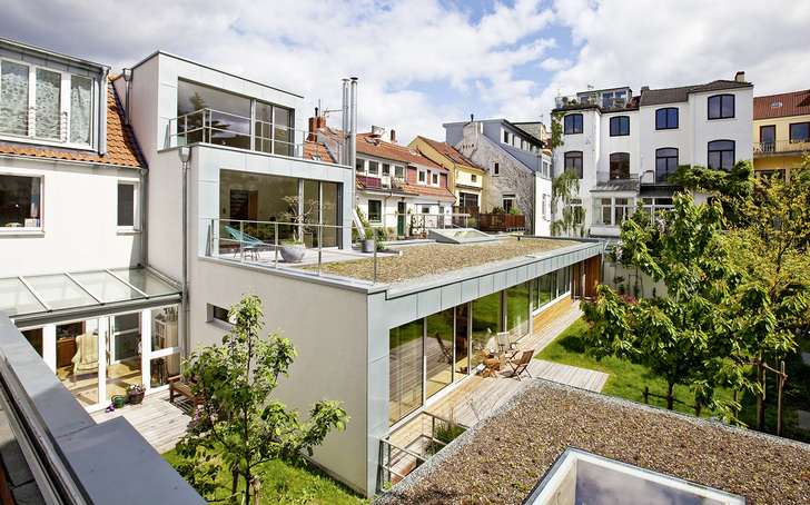 
Auf der Hofseite bekleidet eine vorbewitterte Titanzinkfassade den Neubau. Dort schließt sich zu ebener Erde ein Gartenhaus an



